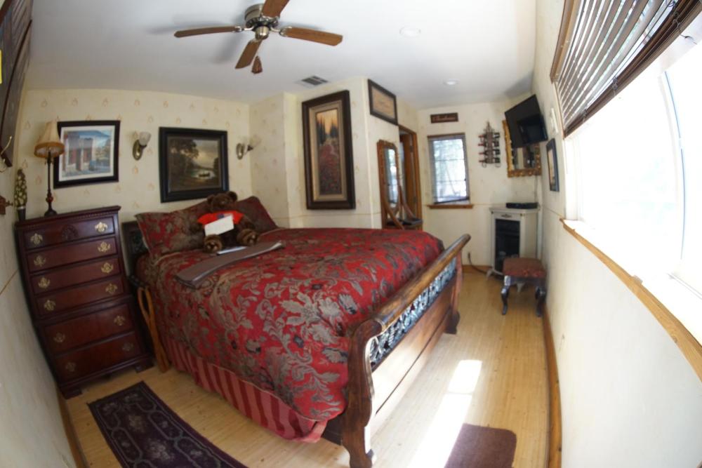 Deluxe Queen Room interior